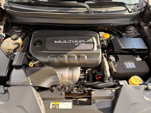 Used 2018 Jeep Cherokee Latitude Plus w/ Comfort/Convenience Group FWD image 25