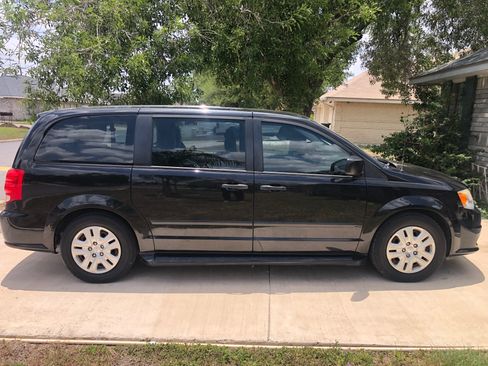 Used 2016 Dodge Grand Caravan American Value Package w/ UConnect Hands-Free Group image 5