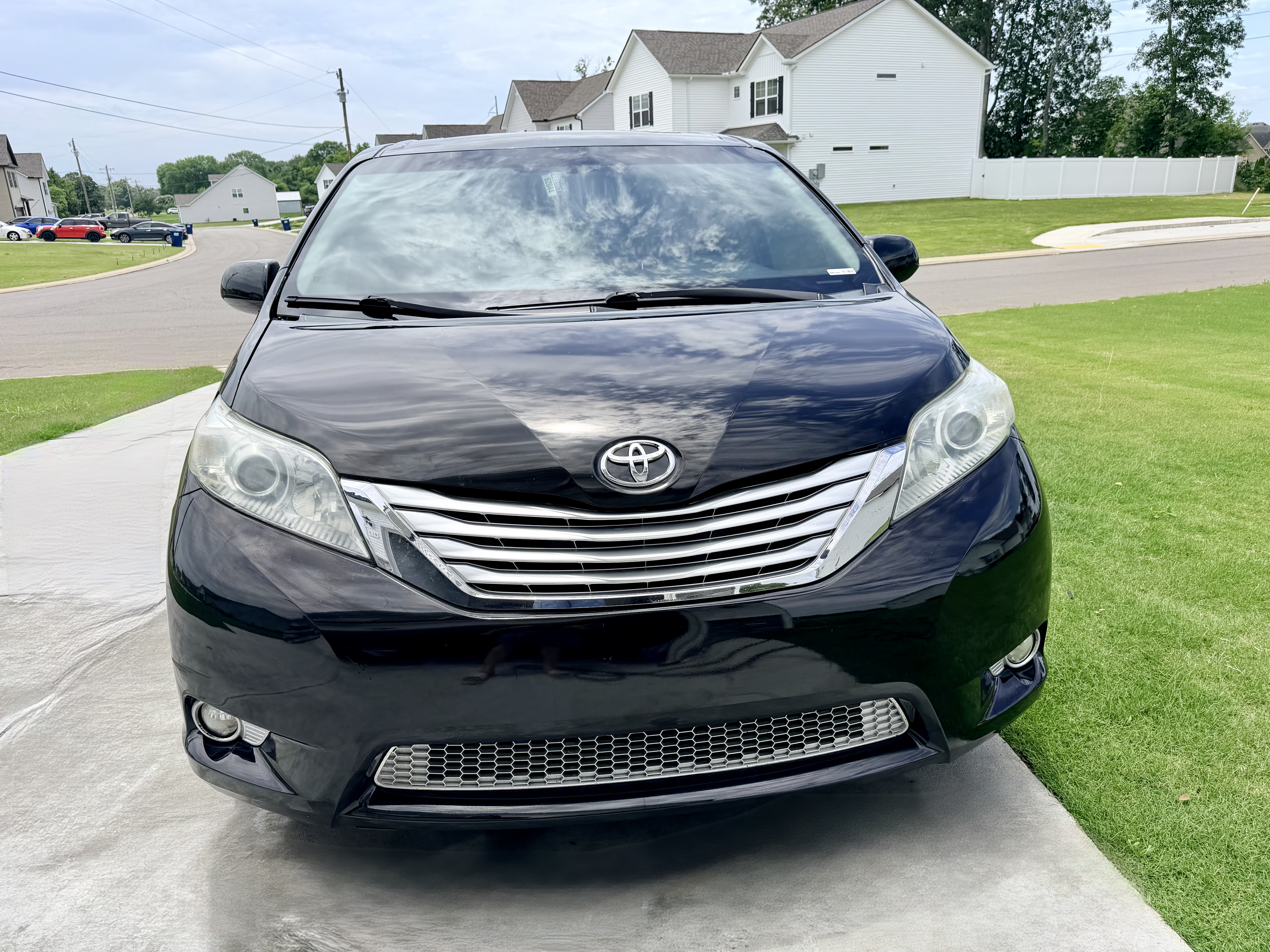 Used 2012 Toyota Sienna XLE w/ Premium Pkg FWD image 1