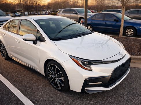 Used 2022 Toyota Corolla SE image 2