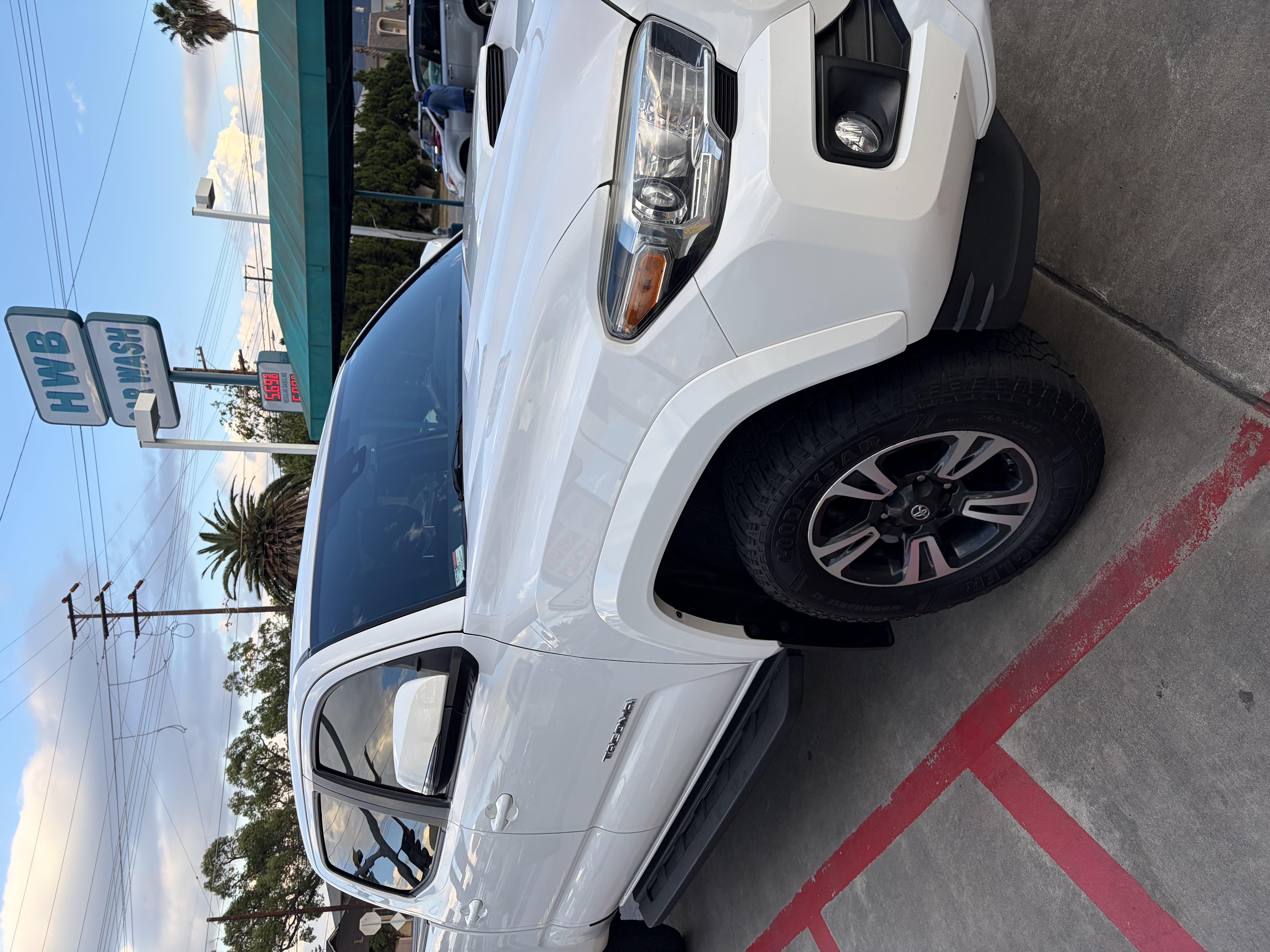 Used 2018 Toyota Tacoma TRD Sport w/ Technology Package AWD/4WD image 5