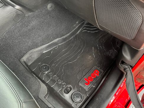 Used 2022 Jeep Wrangler Unlimited Sahara image 11