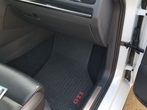 Used 2017 Volkswagen GTI SE image 15