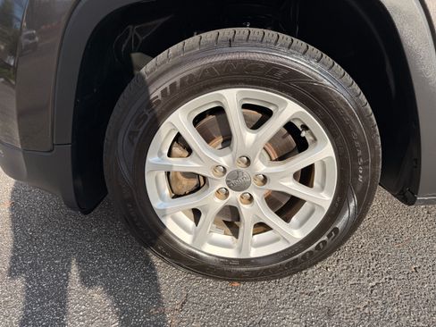 Used 2018 Jeep Cherokee Latitude Plus w/ Comfort/Convenience Group image 26