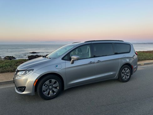 Used 2018 Chrysler Pacifica Limited w/ Advanced Safetytec Group FWD image 1