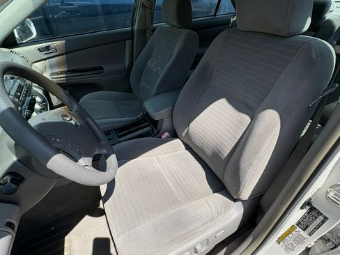 Used 2005 Toyota Camry LE FWD image 9