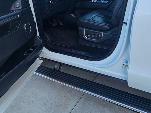 Used 2022 Ford Expedition Platinum image 18