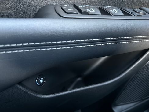 Used 2025 Chrysler Pacifica Select image 20