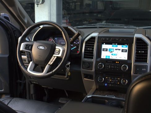 Used 2018 Ford F250 Lariat w/ Lariat Value Package image 16