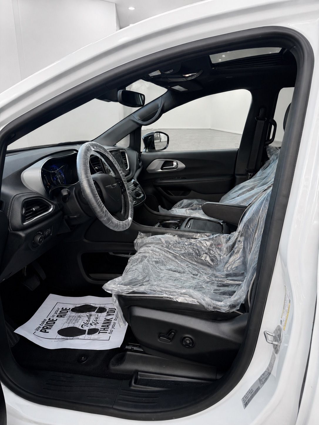 Used 2025 Chrysler Pacifica Limited FWD image 11