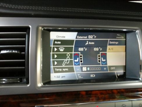 Used 2011 Jaguar XF Premium image 12