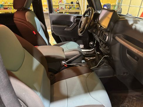 Used 2015 Jeep Wrangler Sport w/ Quick Order Package 23S AWD/4WD image 13
