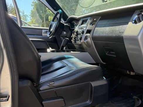Used 2017 Ford Expedition XLT AWD/4WD image 4