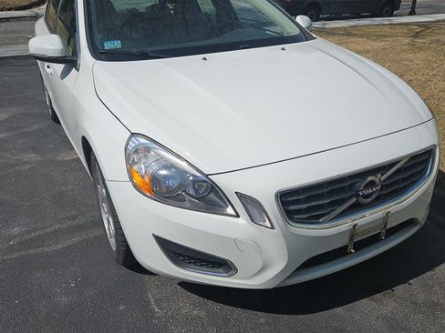 Used 2012 Volvo S60 T5 image 2