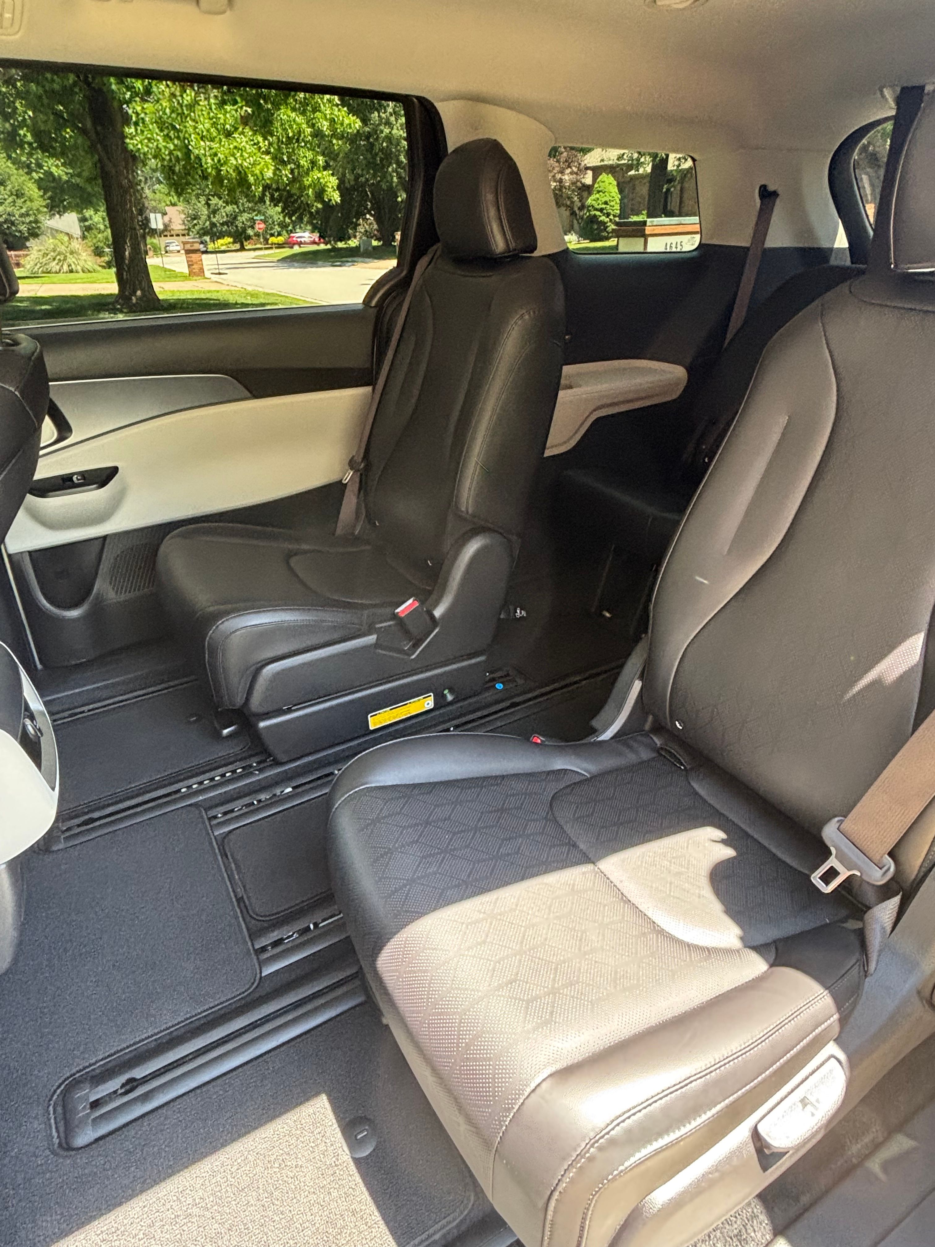 Used 2023 Kia Carnival LX FWD image 16