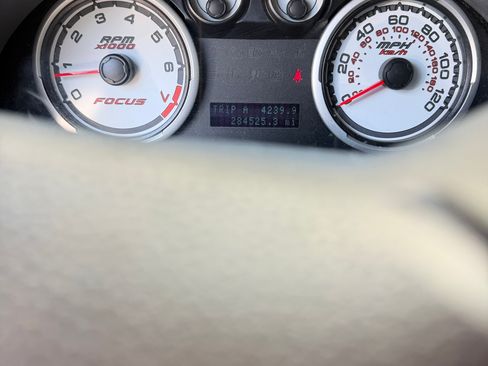 Used 2010 Ford Focus SEL image 6