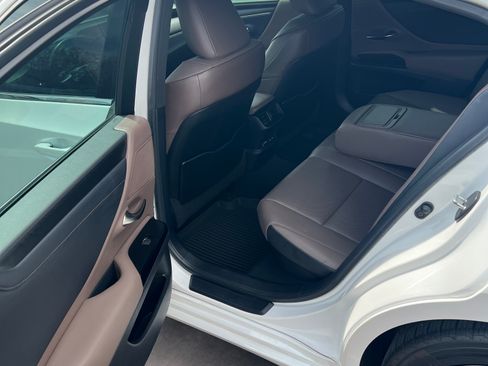 Used 2022 Lexus ES 300h w/ Premium Package image 8