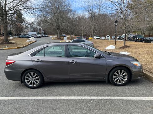 Used 2015 Toyota Camry XLE w/ Moonroof Package image 1