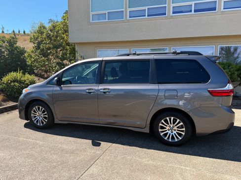 Used 2018 Toyota Sienna XLE Premium FWD image 1