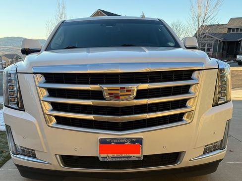 Used 2019 Cadillac Escalade Premium Luxury image 4