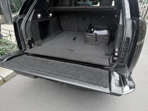 Used 2025 Land Rover Range Rover SE image 16