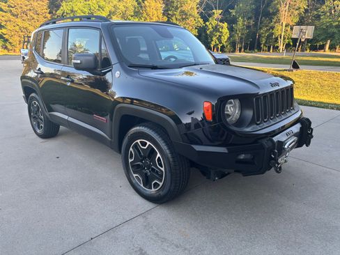 Used 2017 Jeep Renegade Trailhawk w/ Popular Equipment Group AWD/4WD image 12
