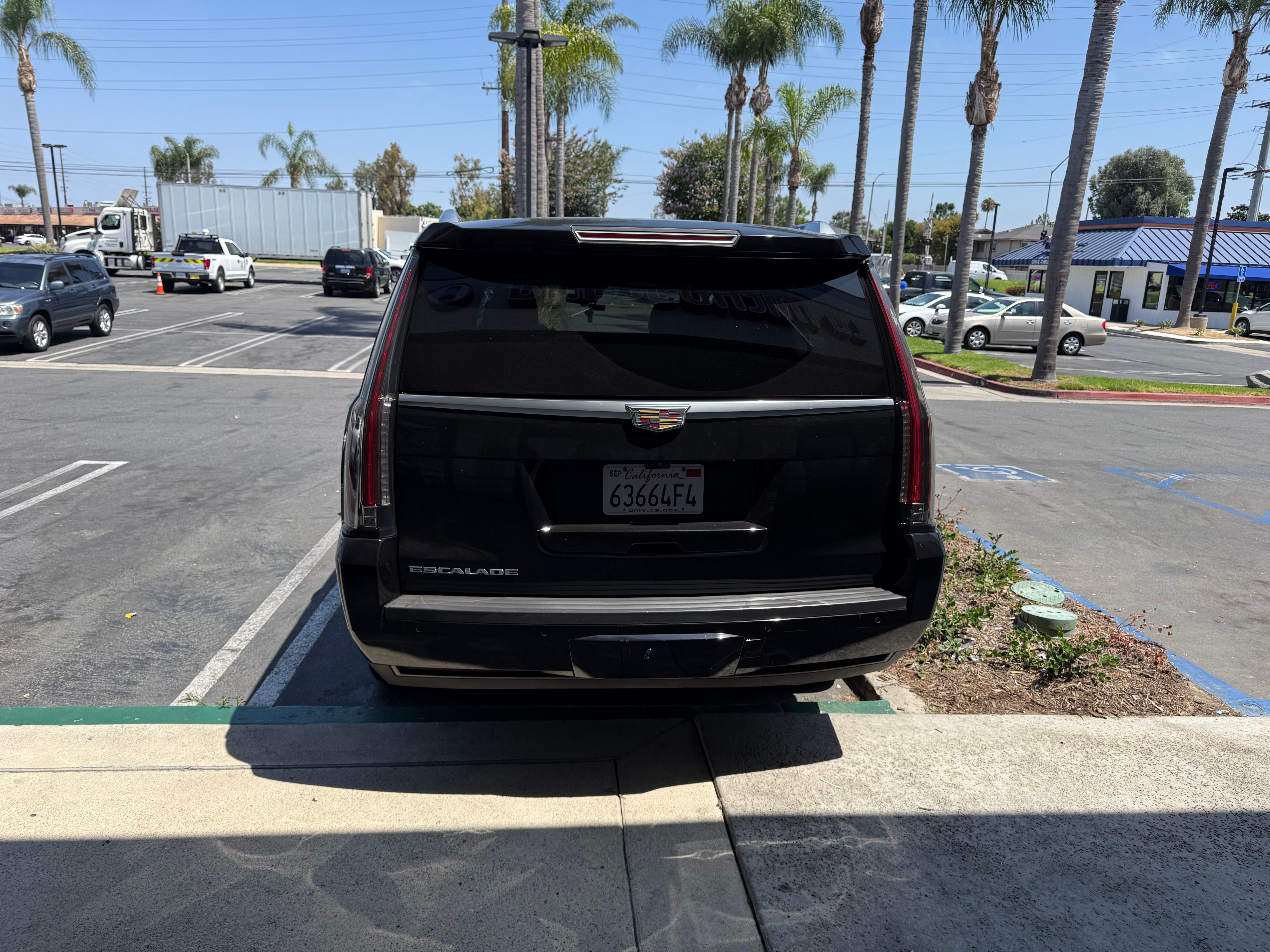 Used 2018 Cadillac Escalade ESV Luxury RWD image 2