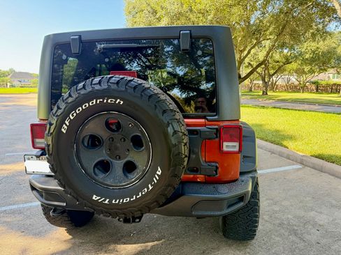 Used 2014 Jeep Wrangler Unlimited Rubicon w/ Connectivity Group AWD/4WD image 4