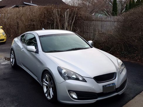 Used 2012 Hyundai Genesis 2.0T RWD image 2