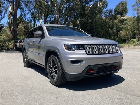 Used 2018 Jeep Grand Cherokee Trailhawk AWD/4WD image 9
