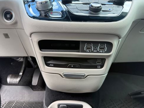 Used 2024 Chrysler Pacifica Touring-L w/ Uconnect Theater Family Group FWD image 17