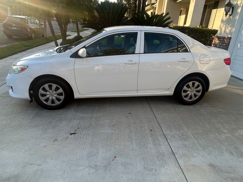 Used 2010 Toyota Corolla LE FWD image 2