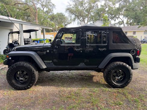 Used 2014 Jeep Wrangler Unlimited Rubicon w/ Connectivity Group AWD/4WD image 2