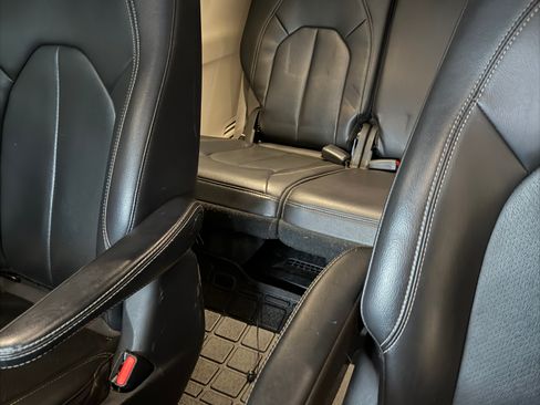 Used 2022 Chrysler Pacifica Touring-L image 11