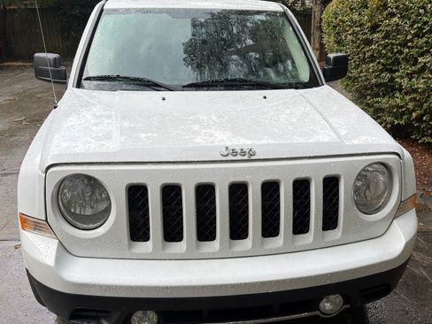 Used 2011 Jeep Patriot Latitude w/ Sun/Sound Group FWD image 2