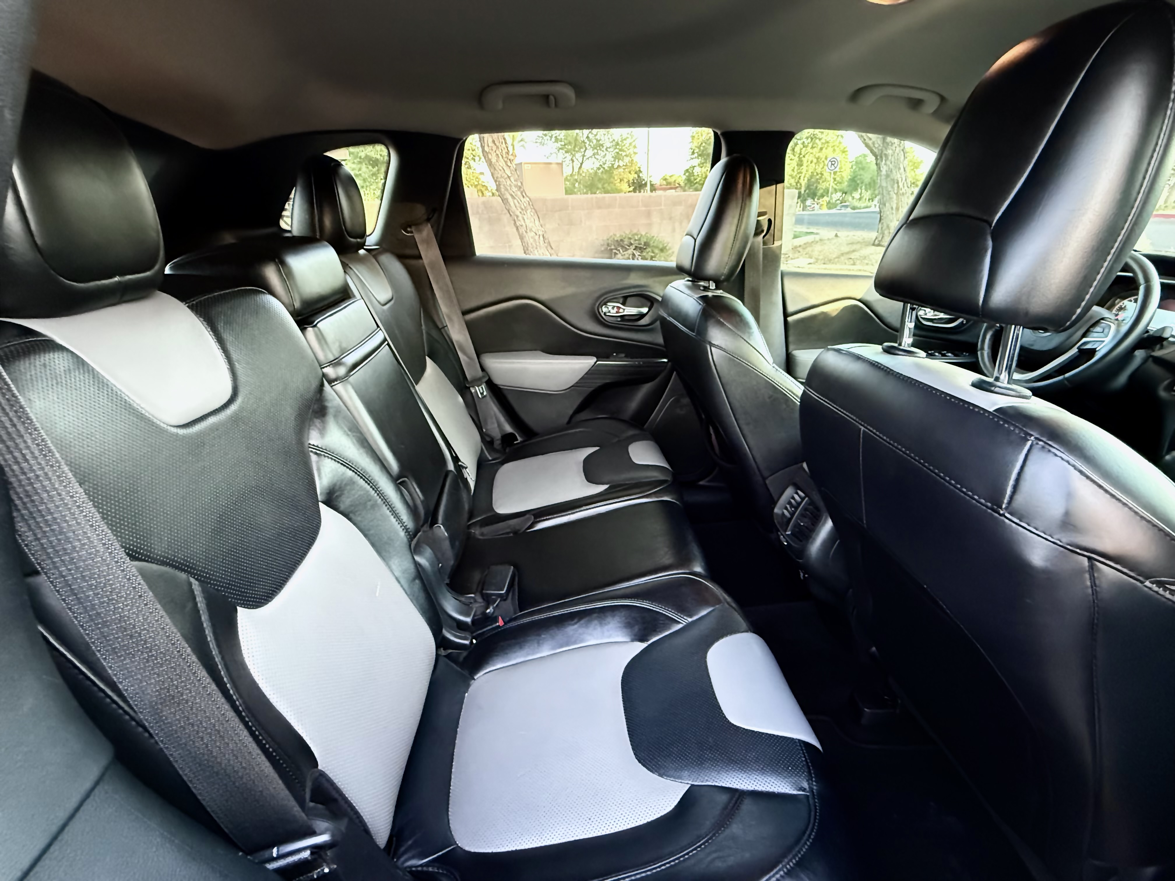 Used 2014 Jeep Cherokee Limited w/ Luxury Group FWD image 14