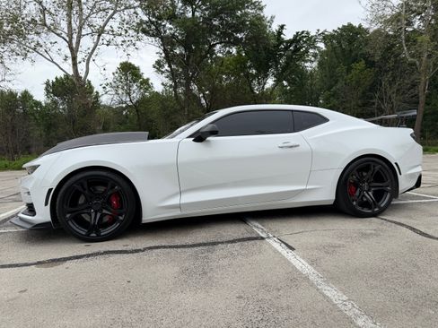 Used 2021 Chevrolet Camaro SS RWD image 8