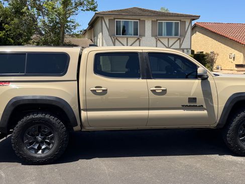 Used 2020 Toyota Tacoma TRD Off-Road w/ Technology Package AWD/4WD image 5