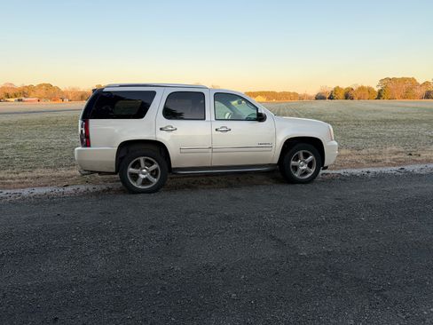 Used 2011 GMC Yukon Denali image 1