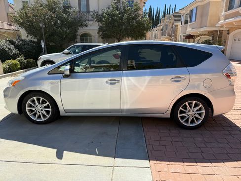 Used 2013 Toyota Prius V Five image 4