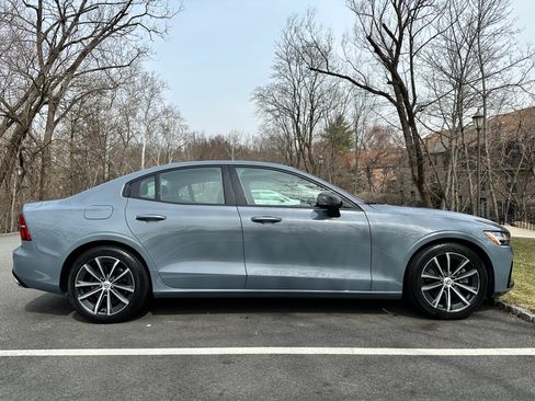 Used 2022 Volvo S60 B5 Momentum w/ Climate Package image 4