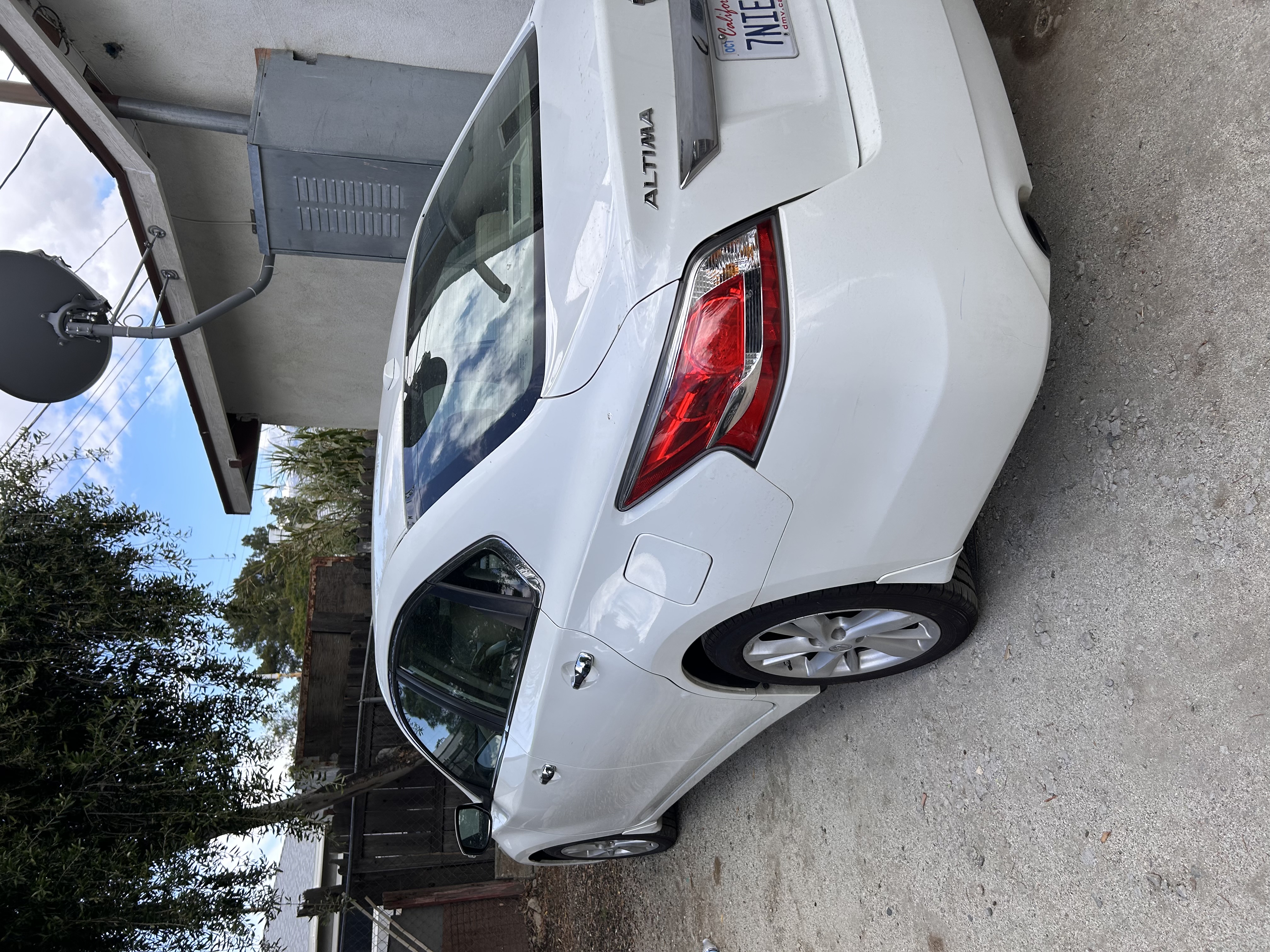 Used 2015 Nissan Altima 2.5 SL w/ Technology Package FWD image 1