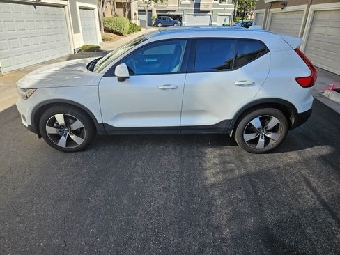 Used 2022 Volvo XC40 T5 Momentum image 2