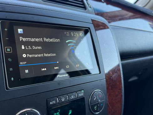 Used 2012 Chevrolet Suburban LT image 12