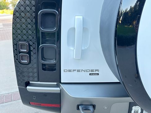 Used 2023 Land Rover Defender 130 X-Dynamic SE image 9