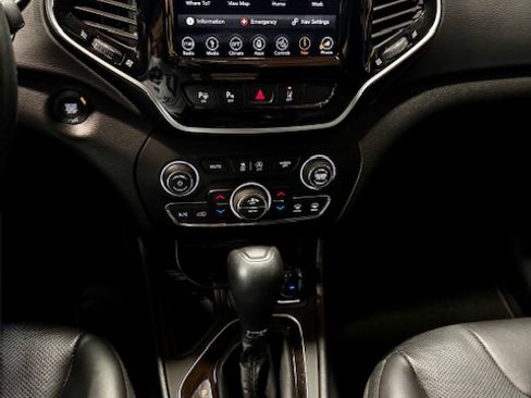 Used 2019 Jeep Cherokee Limited w/ Technology Group FWD image 11