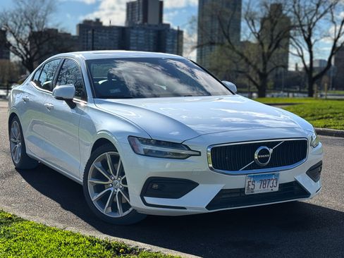 Used 2021 Volvo S60 T5 Momentum w/ Premium Package image 1