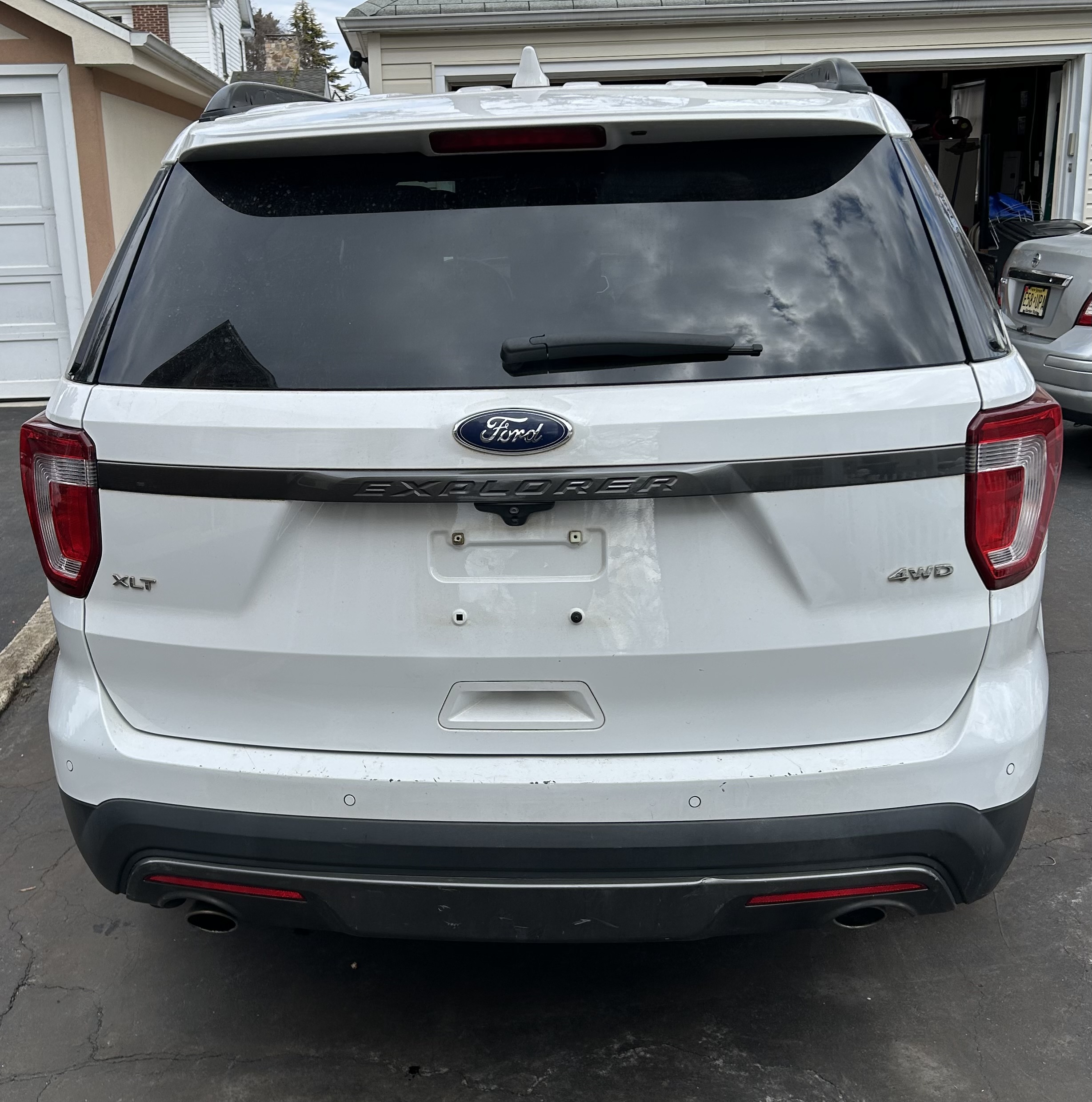 Used 2017 Ford Explorer XLT w/ Equipment Group 202A AWD/4WD image 6