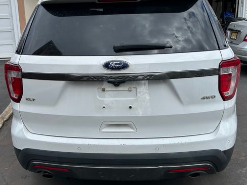 Used 2017 Ford Explorer XLT w/ Equipment Group 202A image 6