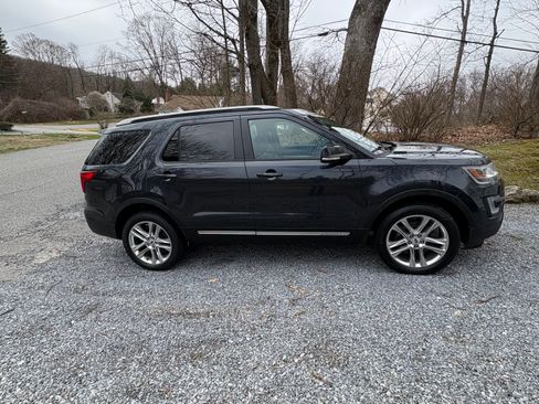 Used 2017 Ford Explorer XLT w/ Equipment Group 202A AWD/4WD image 4
